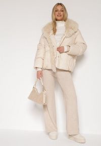Born2be - Beżowa Pikowana Kurtka Oversize z Futrzanymi Zdobieniami Saranessa. Okazja: na co dzień. Kolor: beżowy. Materiał: futro. Wzór: aplikacja. Styl: casual #4