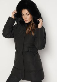 Born2be - Czarna Kurtka z Odpinanym Kapturem i Futerkiem z Paskiem Raidens. Okazja: na co dzień. Kolor: czarny. Materiał: futro. Długość: długie. Styl: casual, elegancki, wizytowy #6
