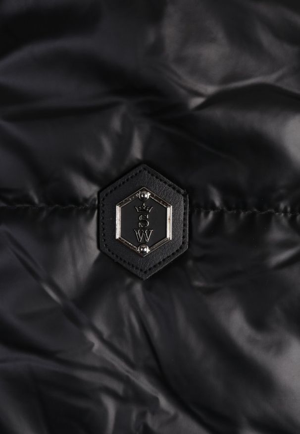 Born2be - Czarna Krótka Kamizelka Ozdobiona Naszywką Ściągana w Talii Mevelina. Kolor: czarny. Długość: krótkie. Wzór: aplikacja. Styl: elegancki