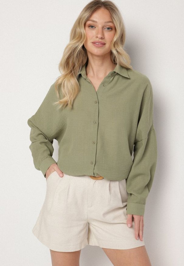 Born2be - Ciemnozielona Klasyczna Koszula o Kroju Oversize Maronira. Okazja: na co dzień. Typ kołnierza: kołnierzyk klasyczny. Kolor: zielony. Materiał: jeans. Styl: klasyczny