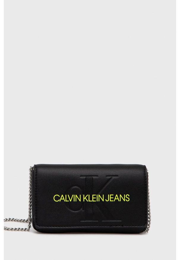 Calvin Klein Jeans - Torebka. Kolor: czarny. Rodzaj torebki: na ramię