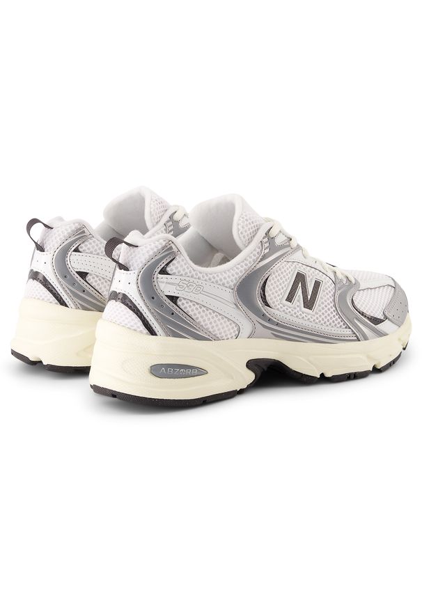 Buty unisex New Balance U530ESA – srebrne. Kolor: srebrny. Materiał: syntetyk, materiał. Szerokość cholewki: normalna. Sezon: lato. Sport: turystyka piesza