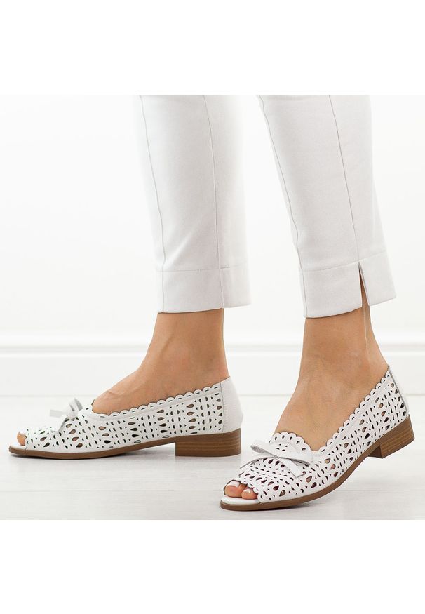 Białe ażurowe półbuty damskie M.Daszyński 25113-10. Okazja: na co dzień, na imprezę. Nosek buta: otwarty. Kolor: biały. Wzór: ażurowy. Materiał: skóra. Sezon: wiosna, lato. Obcas: na obcasie. Styl: casual, elegancki, klasyczny, wizytowy. Wysokość obcasa: niski