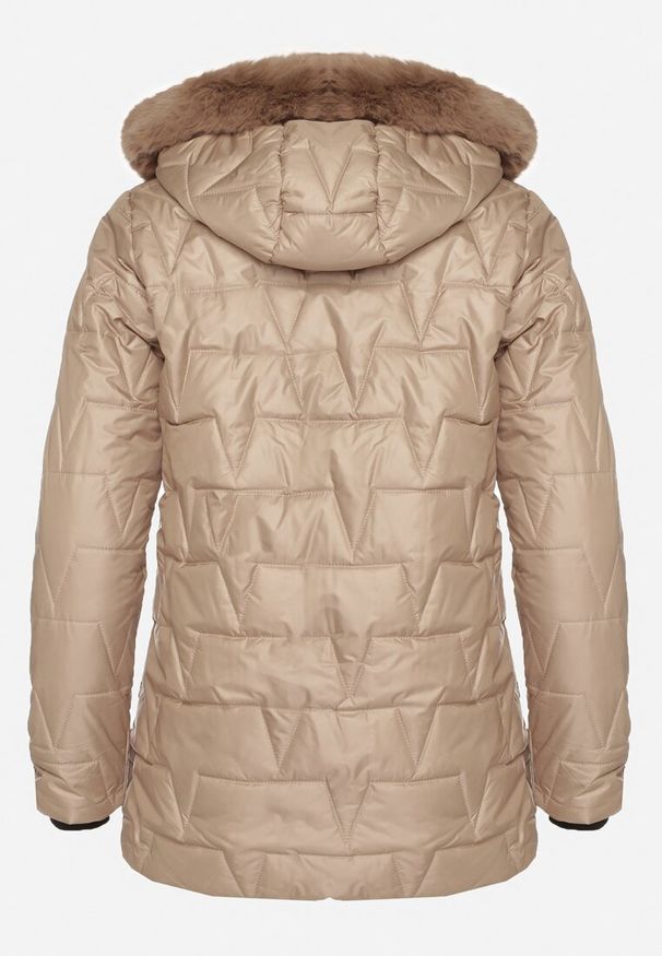 Born2be - Beżowa Pikowana Kurtka z Kapturem z Futerkiem Azilma. Okazja: na spacer, na co dzień. Typ kołnierza: kaptur. Kolekcja: plus size. Kolor: brązowy, beżowy. Materiał: futro. Wzór: aplikacja. Styl: casual, klasyczny