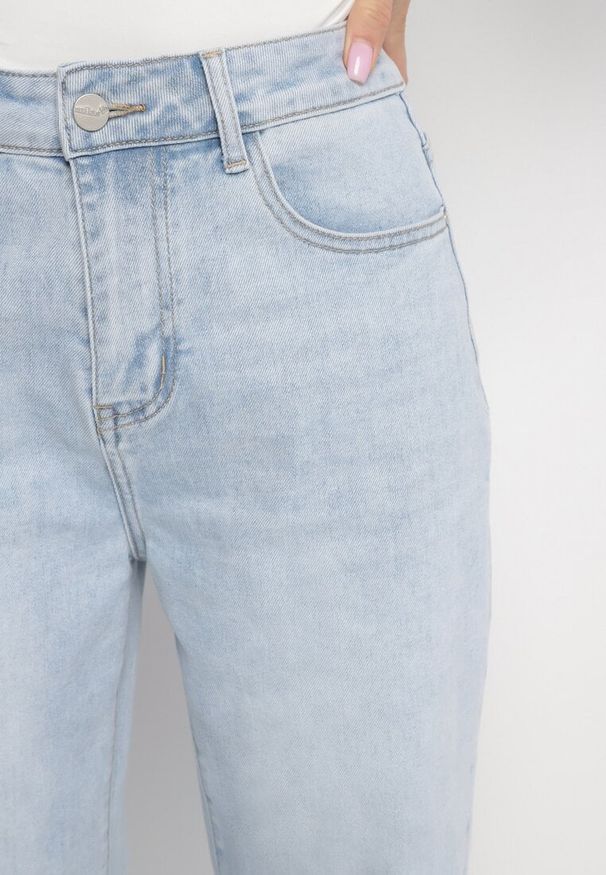 Born2be - Jasnoniebieskie Jeansy Mom Fit z Wysokim Stanem Milapia. Okazja: na co dzień. Stan: podwyższony. Kolor: niebieski. Długość: długie. Styl: retro, elegancki, casual