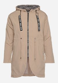 Born2be - Beżowa Kurtka Parka z Nieodpinanym Kapturem i Napisami Zolzia. Okazja: na co dzień. Kolor: beżowy. Wzór: napisy. Styl: casual #3