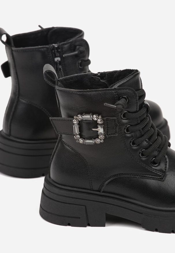 Born2be - Czarne Botki Workery Zdobione Biżuteryjną Klamrą przy Cholewce Fennisena. Okazja: na uczelnię, na co dzień, na spacer. Zapięcie: klamry. Kolor: czarny. Materiał: futro, jeans. Szerokość cholewki: normalna. Wzór: aplikacja. Styl: casual