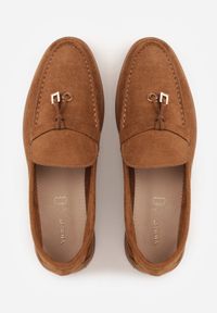 Born2be - Jasnobrązowe Lekkie Mokasyny VICES z Metalowymi Ozdobami i Skórzaną Wkladką Adrialee. Nosek buta: okrągły. Kolor: brązowy. Materiał: skóra. Wzór: aplikacja. Obcas: na obcasie. Styl: klasyczny. Wysokość obcasa: niski #3