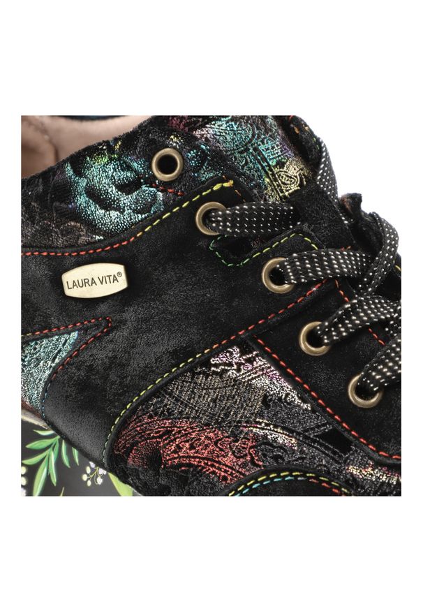 Czarne Sneakersy Laura Vita Buty Damskie Na Platformie. Zapięcie: sznurówki. Kolor: czarny. Szerokość cholewki: normalna. Wzór: haft, kwiaty. Obcas: na platformie