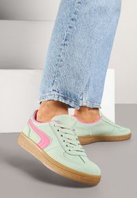 Renee - Jasnozielone Casualowe Sneakersy Typu Kultowe Tenisówki Ablerri. Okazja: na co dzień. Nosek buta: okrągły. Zapięcie: sznurówki. Kolor: zielony. Materiał: jeans. Obcas: na obcasie. Wysokość obcasa: niski