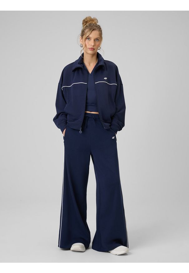 4f - 4F Bluza dresowa regular bez kaptura damska - granatowa XL. Okazja: na co dzień. Typ kołnierza: bez kaptura. Kolor: niebieski. Materiał: dresówka. Styl: casual, klasyczny