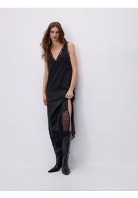 Reserved - Sukienka midi z koronką - czarny. Kolor: czarny. Materiał: koronka. Wzór: koronka. Typ sukienki: proste. Długość: midi #1