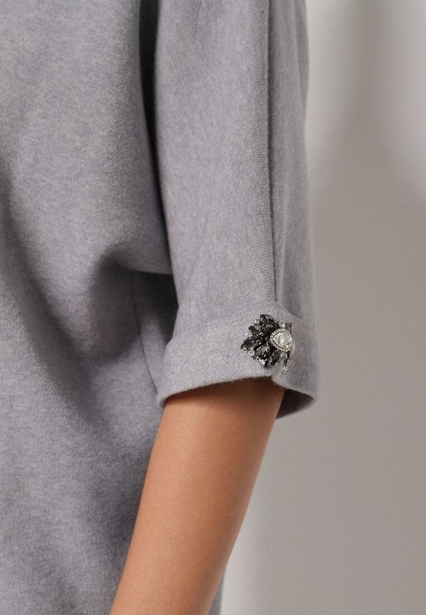 Born2be - Szary Sweter Ozdobiony na Rękawach Cyrkoniami Aletusa. Okazja: na co dzień. Kolor: szary. Materiał: jeans. Wzór: aplikacja. Styl: elegancki, casual