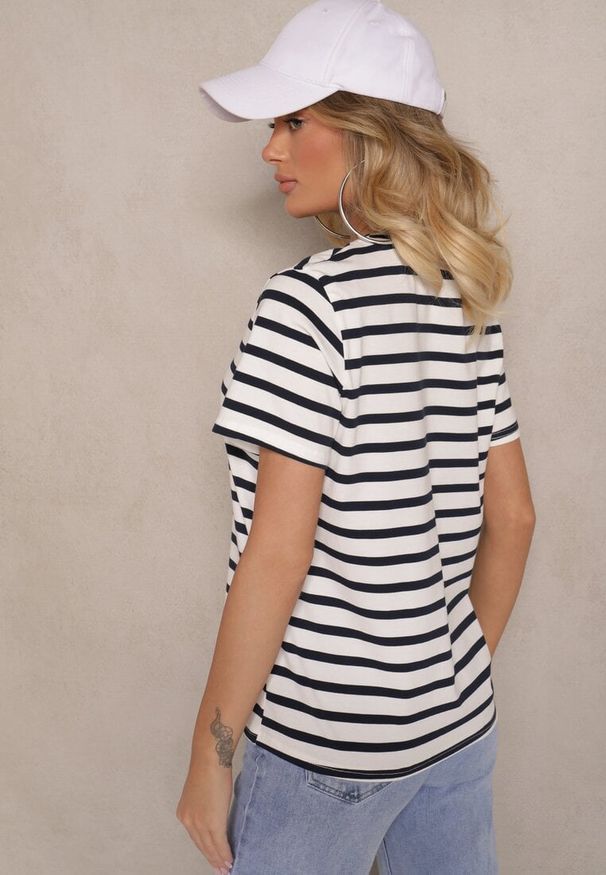 Renee - Niebieska Bawełniana Bluzka Ozdobiona Paskami Nalendra. Okazja: do pracy, na co dzień. Kolor: niebieski. Materiał: bawełna. Długość rękawa: krótki rękaw. Długość: krótkie. Wzór: aplikacja. Styl: klasyczny, casual, elegancki