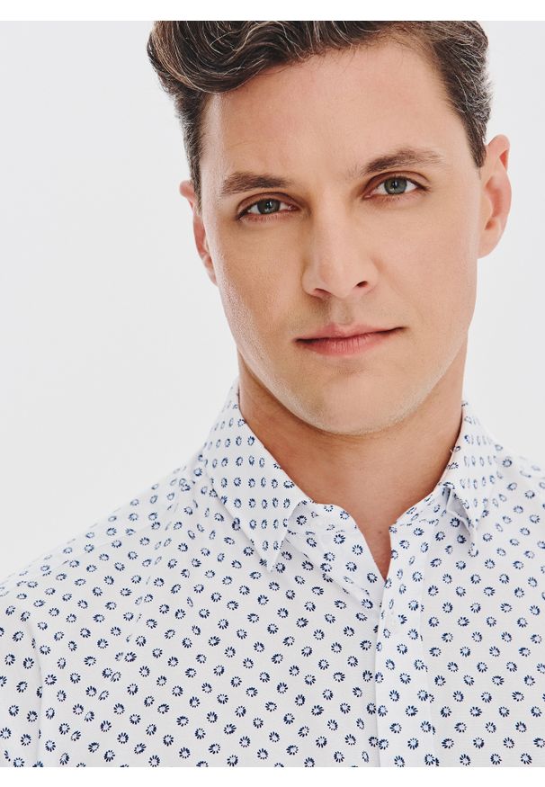 Pako Lorente - PAKO LORENTE - Biała bawełniana koszula mikrowzór. Kolor: biały. Materiał: bawełna. Długość rękawa: długi rękaw. Długość: długie