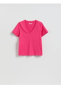 Reserved - T-shirt regular z dekoltem V - jasnofioletowy. Kolor: fioletowy. Materiał: bawełna, dzianina #1