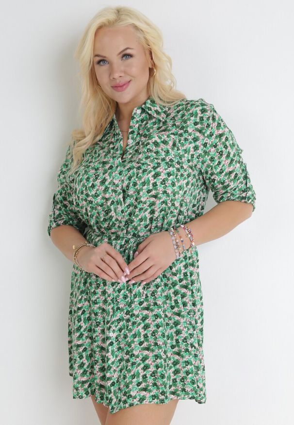 Born2be - Zielona Koszulowa Sukienka Mini w Kwiaty z Materiałowym Paskiem i Podpinanymi Rękawami Isamone. Kolekcja: plus size. Kolor: zielony. Materiał: materiał. Wzór: kwiaty. Sezon: lato, wiosna. Typ sukienki: koszulowe. Długość: mini