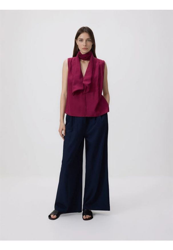 Reserved - Bluzka z szalem - bordowy. Kolor: czerwony. Materiał: tkanina. Wzór: gładki. Styl: klasyczny