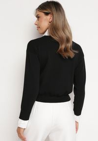Born2be - Czarny Sweter z Koszulową Wstawką i Dekoltem w Serek Terviap. Okazja: na co dzień. Typ kołnierza: dekolt w serek. Kolor: czarny. Materiał: jeans. Styl: klasyczny, elegancki, casual #6