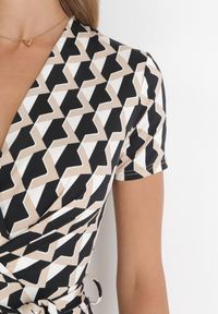 Born2be - Beżowy Długi Kombinezon Kopertowy Wiązany w Pasaie Braya. Kolor: beżowy. Materiał: materiał. Długość: długie. Wzór: aplikacja, geometria #3