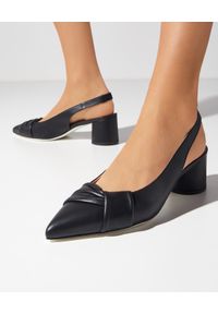 Pollini - POLLINI - Czarne sandały na obcasie. Zapięcie: pasek. Kolor: czarny. Obcas: na obcasie. Styl: klasyczny. Wysokość obcasa: średni
