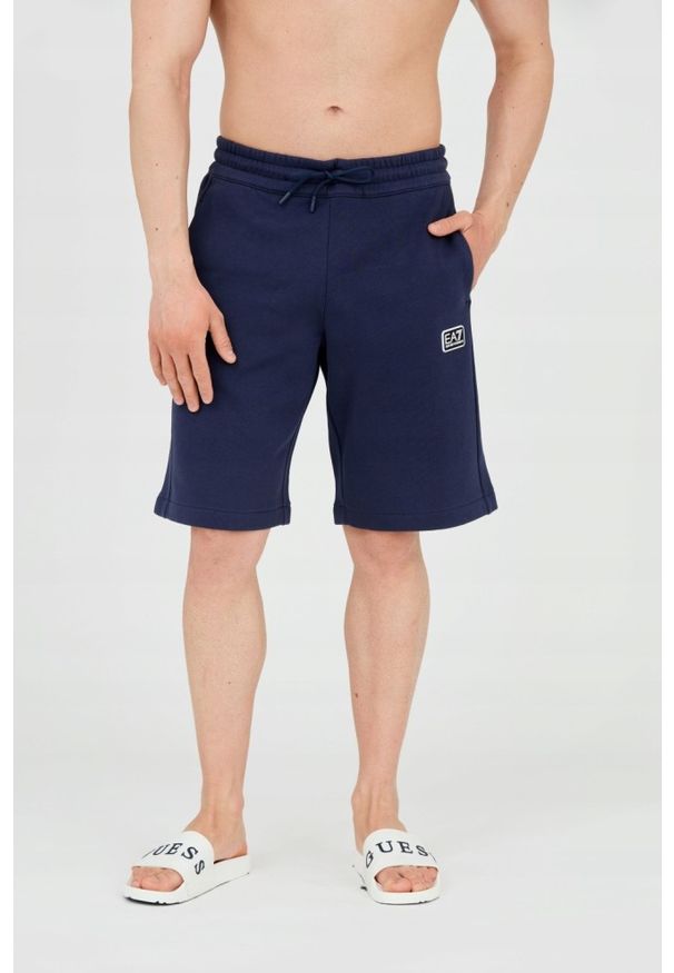 EA7 Emporio Armani - EA7 Męskie granatowe shorty z naszywką, Rozmiar S. Kolor: niebieski. Materiał: bawełna. Długość: krótkie. Wzór: aplikacja