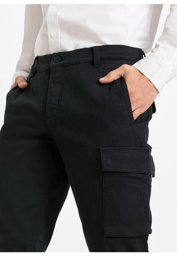 bonprix - Spodnie bojówki Regular Fit z czystej bawełny, Straight. Kolor: czarny. Materiał: bawełna. Styl: sportowy