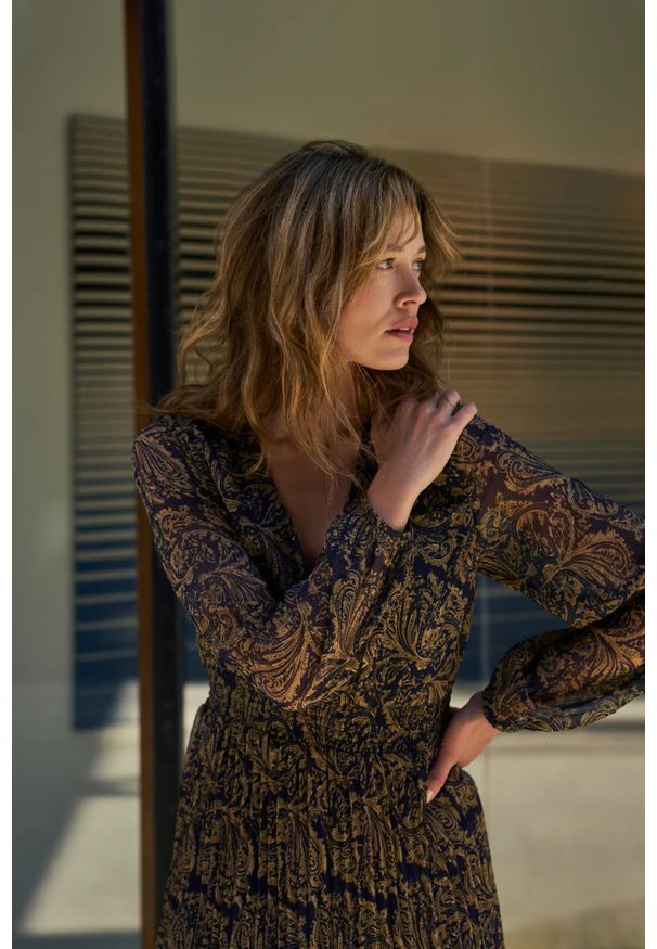 MOODO - Wzorzysta sukienka granatowa. Kolor: niebieski. Materiał: poliester