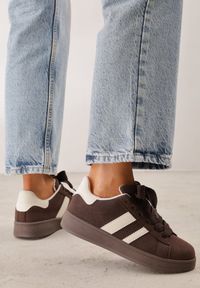 Born2be - Brązowo-Beżowe Sneakersy z Ozdobnymi Naszywkami z Boku Galdexis. Okazja: na co dzień, do pracy, na spacer. Zapięcie: pasek. Kolor: brązowy. Materiał: jeans. Wzór: aplikacja. Sport: turystyka piesza #1