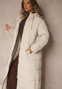 Renee - Jasnobeżowa Prosta Kurtka z Pikowanymi Przeszyciami i Kapturem Acaite. Kolor: beżowy. Materiał: jeans, poliester. Styl: elegancki #5