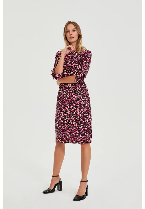 MOODO - Wzorzysta sukienka fuksjowa. Materiał: wiskoza