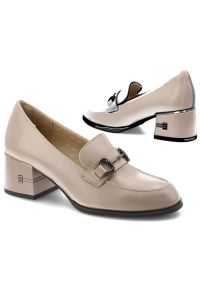 Półbuty damskie Vinceza, cholewka ze skóry naturalnej licowej wsuwany fason z ozdobnym paskiem i metalową klamrą, beżowe, 18116. Zapięcie: klamry. Kolor: beżowy. Materiał: skóra. Szerokość cholewki: normalna #7