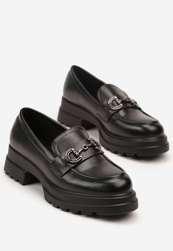 Born2be - Czarne Mokasyny na Grubej Podeszwie z Tłoczeniem i Klamrą Ilrezza. Okazja: na co dzień. Zapięcie: klamry. Kolor: czarny. Styl: klasyczny, casual, elegancki