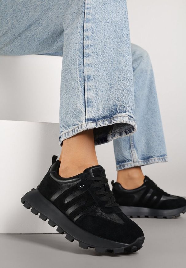 Renee - Czarne Sneakersy ze Skóry Naturalnej Ozdobione Geometrycznym Wzorem Melassea. Okazja: na co dzień. Kolor: czarny. Materiał: skóra. Wzór: aplikacja, geometria