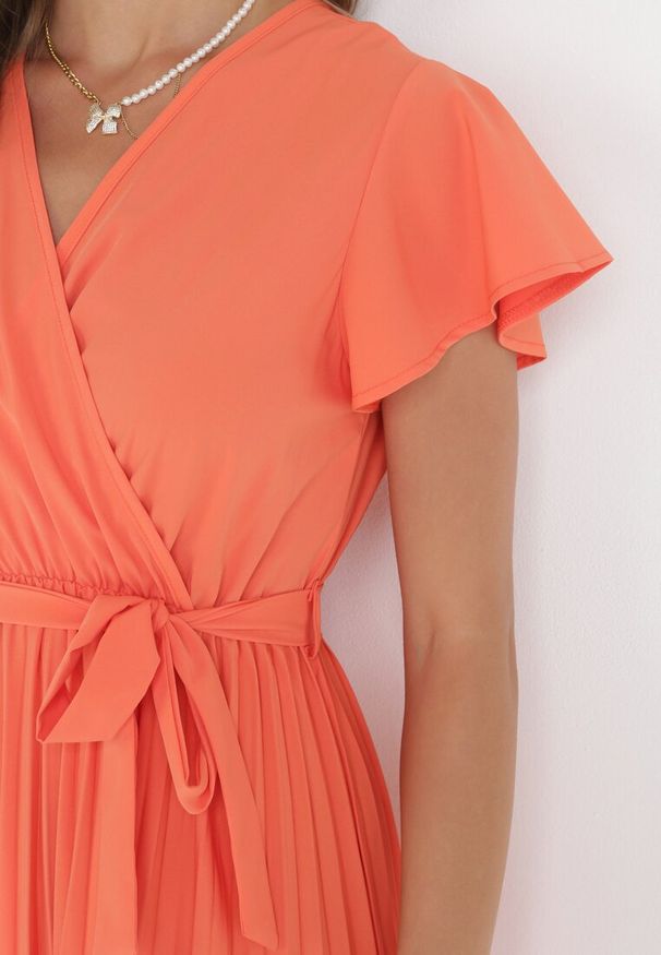Born2be - Pomarańczowa Elegancka Sukienka Maxi w Plisy z Kopertowym Dekoltem i Wiązaniem Thessi. Kolor: pomarańczowy. Sezon: lato. Typ sukienki: kopertowe. Styl: elegancki. Długość: maxi