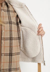 Born2be - Beżowa Rockowa Kamizelka z Futerkiem Typu Baranek i Klamerką Tiodora. Okazja: na co dzień. Kolor: beżowy. Materiał: futro. Wzór: aplikacja. Styl: rockowy #6