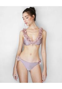 LA REVECHE - Liliowy dół od bikini Jamila. Kolor: różowy, wielokolorowy, fioletowy. Materiał: szyfon, materiał. Wzór: aplikacja, kwiaty