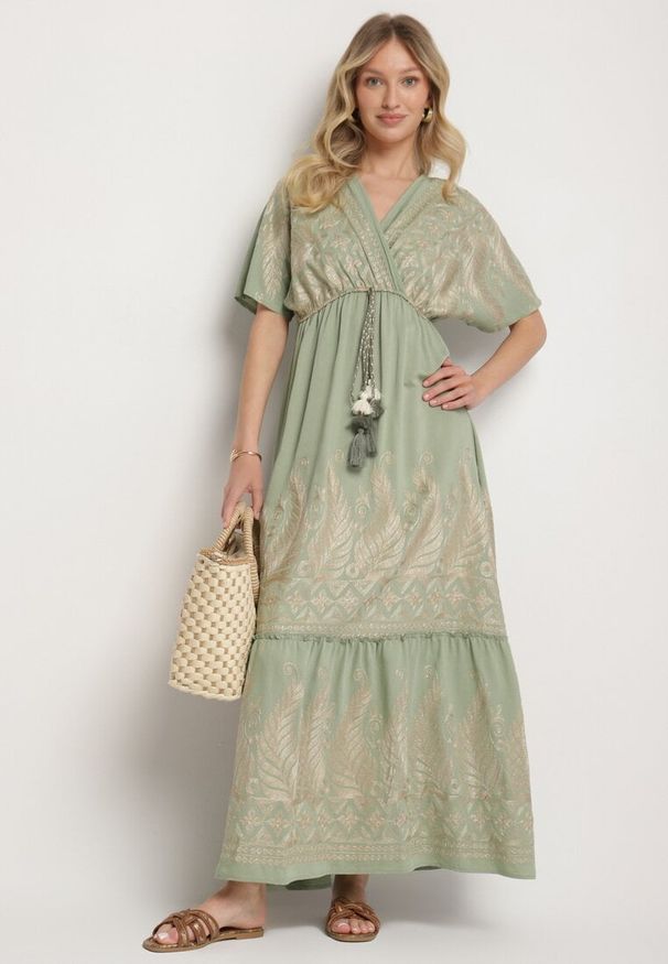 Born2be - Zielona Kopertowa Sukienka z Wiskozy Ozdobiona Frędzlami Redare. Okazja: na co dzień. Typ kołnierza: dekolt w serek. Kolor: zielony. Materiał: wiskoza. Wzór: aplikacja. Typ sukienki: kopertowe. Styl: casual, klasyczny, boho