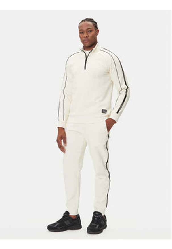 EA7 Emporio Armani Spodnie dresowe 7M000974 AF10377 U1105 Beżowy Regular Fit. Kolor: beżowy. Materiał: bawełna