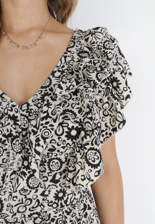 Born2be - Czarna Rozkloszowana Sukienka Maxi z Ozdobnym Dekoltem i Gumką w Talii z Wiskozy Adyni. Typ kołnierza: kołnierz z falbankami. Kolor: czarny. Materiał: wiskoza. Długość rękawa: bez rękawów. Długość: maxi