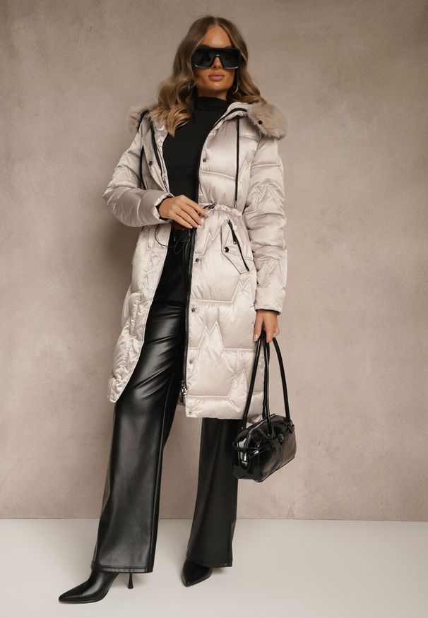 Renee - Beżowa Długa Kurtka z Pikowanymi Przeszyciami i Kapturem Ściągana w Talii Galeatia. Okazja: na co dzień, na spacer. Kolor: beżowy. Materiał: futro, jeans, poliester. Długość: długie. Styl: elegancki, casual