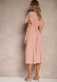Renee - Różowa Sukienka Wiązana w Talii z Plisowaniem na Dole Dorseki. Kolor: różowy. Materiał: materiał, tkanina. Styl: elegancki