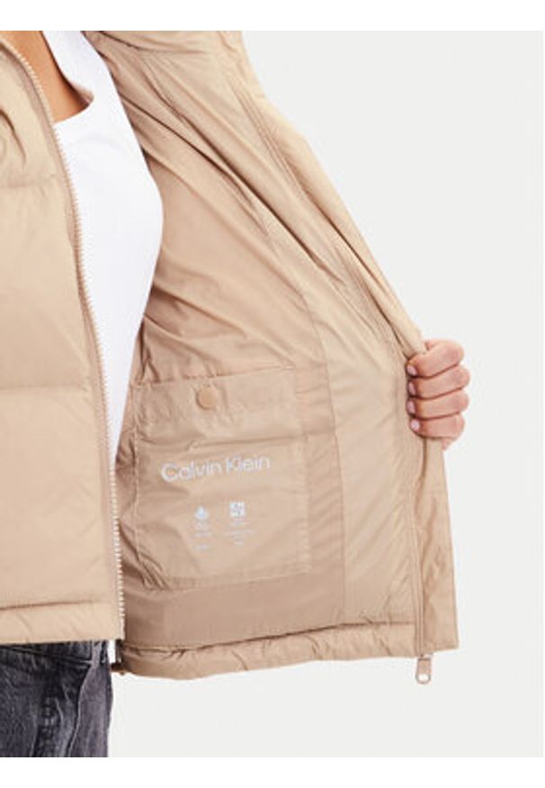 Calvin Klein Jeans Kurtka puchowa Graphic Logo LV047D503G Beżowy Regular Fit. Kolor: beżowy. Materiał: syntetyk