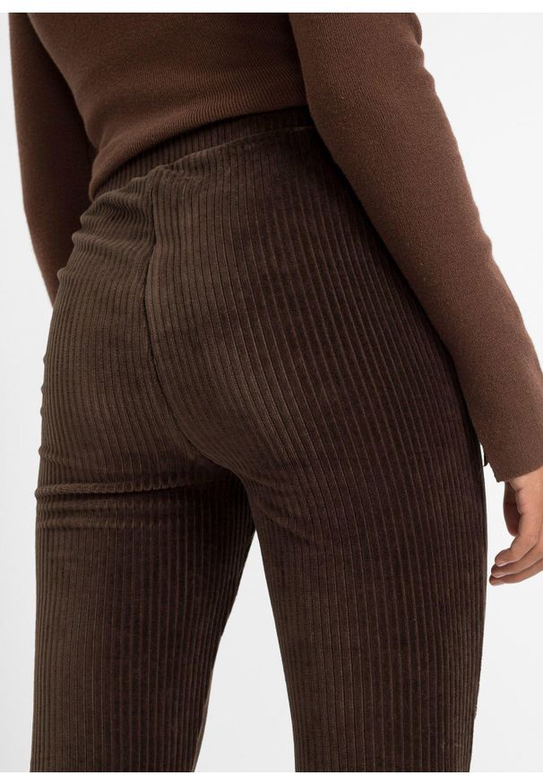 bonprix - Legginsy z poszerzanymi nogawkami z imitacji sztruksu. Kolor: brązowy. Materiał: sztruks