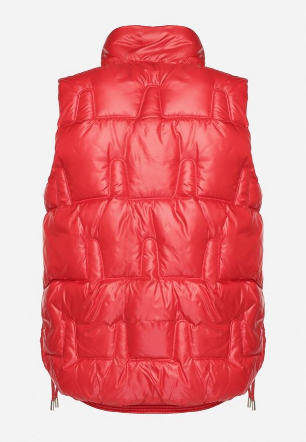 Born2be - Czerwona Pikowana Kamizelka ze Stójką i Troczkami Terilanna. Typ kołnierza: kołnierzyk stójkowy. Kolor: czerwony. Materiał: jeans. Styl: elegancki