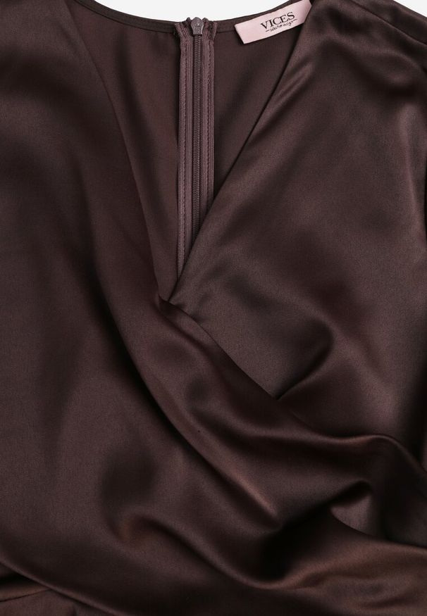 Renee - Brązowa Bawełniana Sukienka VICES z Satyny z Kopertowym Dekoltem Cunelia. Okazja: na randkę. Typ kołnierza: dekolt kopertowy. Kolor: brązowy. Materiał: bawełna, satyna. Typ sukienki: kopertowe. Styl: elegancki