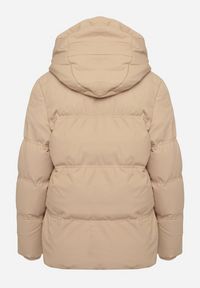 Born2be - Ciemnobeżowa Kurtka Pikowana z Kapturem Vertigara. Okazja: na co dzień. Typ kołnierza: kaptur. Kolor: beżowy. Materiał: dzianina, jeans. Styl: casual, elegancki #4