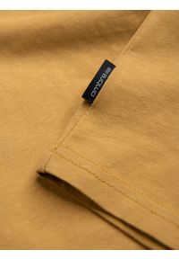 Ombre Clothing - Klasyczna męska bawełniana koszulka z dekoltem w serek BASIC – musztardowa V8. Typ kołnierza: dekolt w serek. Kolor: żółty. Materiał: bawełna. Wzór: ze splotem, jednolity. Styl: klasyczny #5