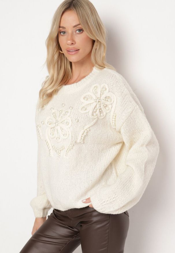 Born2be - Beżowy Sweter o Prostym Kroju z Ozdobną Aplikacją w Kształcie Kwiatów z Perełkami Heditana. Okazja: na spotkanie biznesowe, na co dzień, do pracy. Kolor: beżowy. Materiał: jeans. Długość rękawa: długi rękaw. Długość: długie. Wzór: kwiaty, aplikacja. Styl: biznesowy, klasyczny, casual