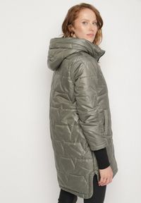 Born2be - Zielona Pikowana Kurtka o Asymetrycznym Kroju z Kapturem Dezilia. Okazja: na co dzień, na spacer. Typ kołnierza: kaptur. Kolor: zielony. Materiał: jeans. Styl: casual #7